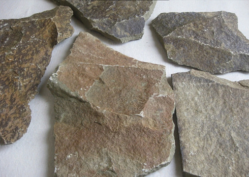 Kamenclub.ru: Песчаник пластушка "фонтанка" серо-зеленая (3,0-5,0 см)  купить в Луганске песчаник серо-зеленая колотые плитки облицовочные пластушки 11400 руб/м3   фото КАМЕНЬ КЛУБ