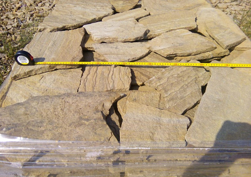 Kamenclub.ru: Песчаник пластушка желтый с разводом под дерево (2 см)  купить в Луганске плитняк желтый с разводами, желтый, рыжий, серый песчаник пластушка рваная ландшафтная 11 000 руб/м3   фото КАМЕНЬ КЛУБ