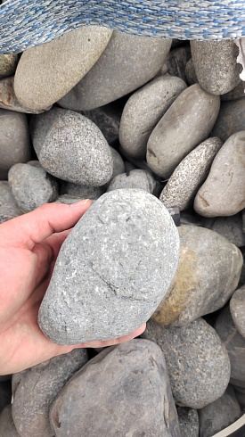 Kamenclub.ru: Галька речная окат (темно-серая) фр. 70-150 мм. купить  в Луганске галька речная темно-серая, синяя, серая речная галька округлая  8000 руб/т   фото КАМЕНЬ КЛУБ