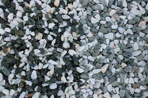 Kamenclub.ru: Мраморная крошка (щебень крошка микс: белый-зеленый) фр. 10-20 мм.  купить в Луганске мрамор белый, зеленый каменная ландшафтная декоративная крошка щебня 9500 руб/т   фото КАМЕНЬ КЛУБ