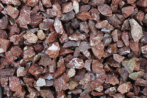Kamenclub.ru: Мраморная крошка (щебень крошка розовый) фр. 20-40 мм.  купить в Луганске мрамор розовый, красный мраморная крошка декоративная 11000 руб/т   фото КАМЕНЬ КЛУБ