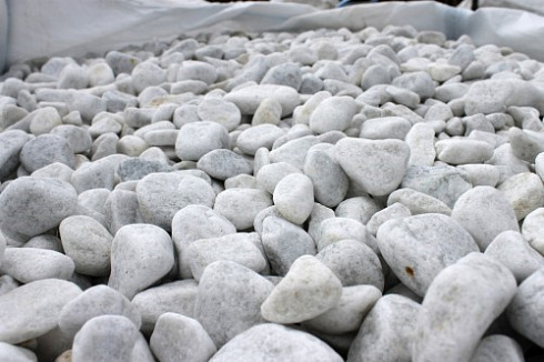 Kamenclub.ru: Мраморная крошка (щебень галтованный белый), фр.20-40 мм.  купить в Луганске мрамор белый бежевый молочный мраморный щебень декоративный 17000 руб/т   фото КАМЕНЬ КЛУБ