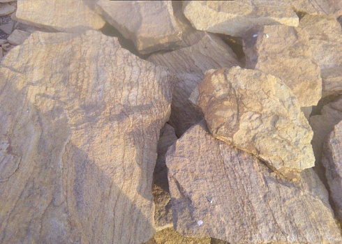 Kamenclub.ru: Песчаник пластушка "фонтанка" желтая (3,0 - 5,0 см)  купить в Луганске песчаник желтая, рыжий, желтый песчаник колотый рваный со сколом облицовочный 16200 руб/м3   фото КАМЕНЬ КЛУБ