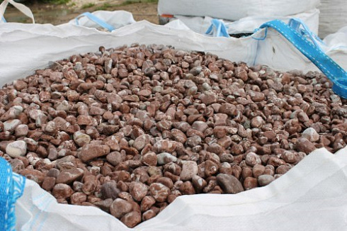 Kamenclub.ru: Мраморная крошка (щебень галтованный розовый) фр.10-20 мм.  купить в Луганске мрамор розовый, красный ландшафтный декоративный окатанный округлый щебень 15000 руб/т   фото КАМЕНЬ КЛУБ