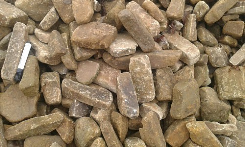 Kamenclub.ru: Песчаник для строительства и кладки блочный (фр 100-200 мм)  купить в Луганске песчаник бежевый серый рыжий валун мелкий для строительства песчаник 6500 руб/т   фото КАМЕНЬ КЛУБ