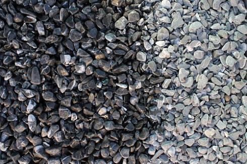 Kamenclub.ru: Щебень галтованный черный (мрамор) фр.10-20 мм.  купить в Луганске мрамор черный с белыми прожилками, черный, белый окатанный округлый ландшафтный декоративный щебень 15000 руб/т   фото КАМЕНЬ КЛУБ