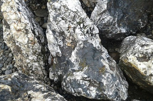 Kamenclub.ru: Черный гранит - кварцит фр. 500-1000 мм.  купить в Луганске гранит кварцит черный серый белый скальный колотый валун 9750 руб/т   фото КАМЕНЬ КЛУБ