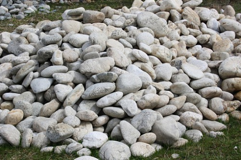 Kamenclub.ru: Бело-серый валунчик фр.100-300 мм.  купить в Луганске крупный камень для ландшафта серый, белый бело-серый валун крупная галька 4500 руб/т   фото КАМЕНЬ КЛУБ