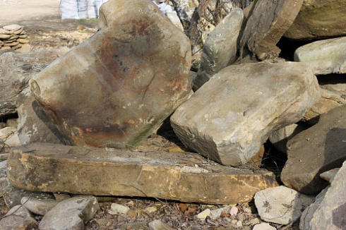 Kamenclub.ru: Песчаник плиты - плахи - пошаговые дорожки (фр. 70-150 мм)  купить в Луганске песчаник серый бежевый желтый зеленый колотый песчаник строительный 6500 руб/т   фото КАМЕНЬ КЛУБ