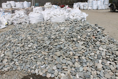 Kamenclub.ru: Галька речная плоская (ассорти) фр. 70-150 мм. купить  в Луганске галька галечник серый белый темно-серый синий светло-серый плоская природная галька  9000 руб/т   фото КАМЕНЬ КЛУБ