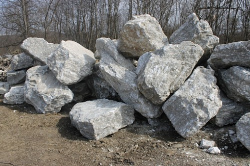 Kamenclub.ru: Мраморизированный известняк фр.500-1500 мм.  купить в Луганске    10000 руб/т   фото КАМЕНЬ КЛУБ