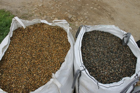 Kamenclub.ru: Галька окат (серо-желтая) фр.10-20 мм. купить  в Луганске галька серо-желтая, рыжая, серый речная окатанная округлая галька 5000 руб/т   фото КАМЕНЬ КЛУБ