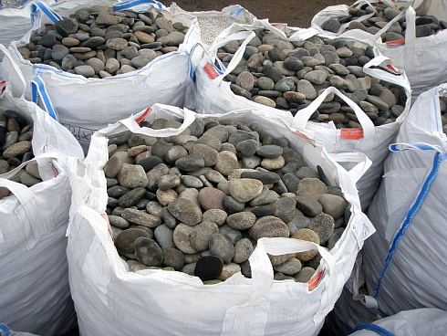 Kamenclub.ru: Галька речная плоская (ассорти) фр. 100-200-300 мм. купить  в Луганске галька плоская разноцветная серый белый темно-серый синий речная галька ландшафтная 8000 руб/т   фото КАМЕНЬ КЛУБ