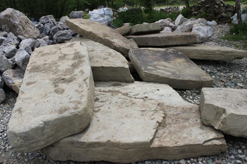 Kamenclub.ru: Песчаник плиты - плахи - пошаговые дорожки (фр. 70-150 мм)  купить в Луганске песчаник серый бежевый желтый зеленый колотый песчаник строительный 6500 руб/т   фото КАМЕНЬ КЛУБ