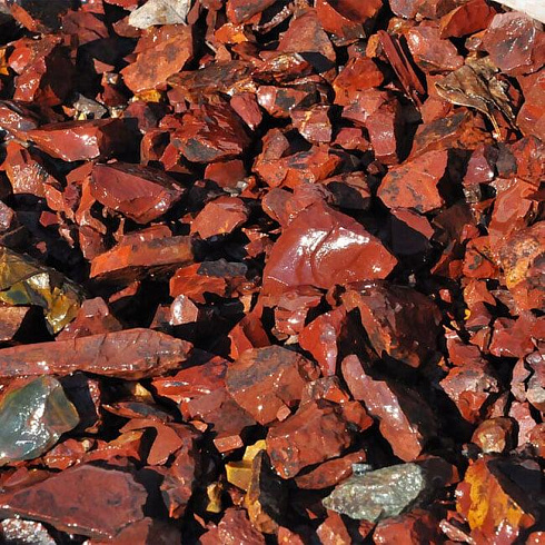 Kamenclub.ru: Щебень крошка красный (ЯШМА) фр. 20-40 мм.  купить в Луганске яшма красный, бордовый декоративный ландшафтный щебень 9000 руб/т   фото КАМЕНЬ КЛУБ