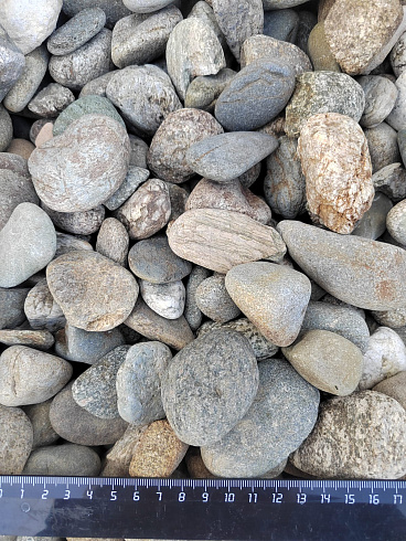 Kamenclub.ru: Галька речная окат (пестрая) фр. 20-40 мм. купить  в Луганске галька речная пестрая, серая, серые оттенки галька речная окатанная округлая 5000 руб/т   фото КАМЕНЬ КЛУБ