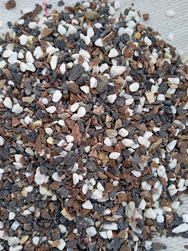 Kamenclub.ru: Мраморная крошка (щебень галтованный микс:: белый-черный) фр.5-10 мм  купить в Луганске мрамор белый, черный, молочный, серый галтовка мраморная окатанная декоративная ландшафтная 15500 руб/т   фото КАМЕНЬ КЛУБ