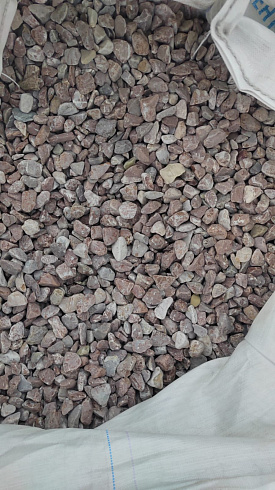 Kamenclub.ru: Мраморная крошка (щебень галтованный розовый) фр.20-40 мм.  купить в Луганске мрамор розовый, красный оголтованный округлый щебень  15000 руб/т   фото КАМЕНЬ КЛУБ
