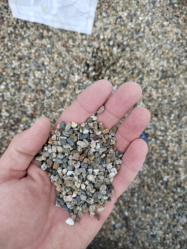 Kamenclub.ru: Галька речная окат (серая) фр.3-5 мм купить  в Луганске галька речная серая бежевый темно-серый окатанный речной камень округлый 9500 руб/т   фото КАМЕНЬ КЛУБ