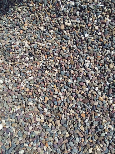 Kamenclub.ru: Галька речная окат цветная фр.5-10 мм. купить  в Луганске галька речная белый, серый, красноватый, синий, темно-серый речная окатанная галька декоративная 6800 руб/т   фото КАМЕНЬ КЛУБ