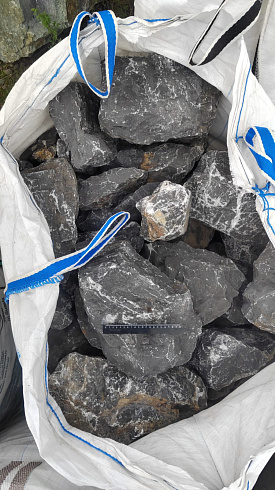 Kamenclub.ru: Черный мрамор скальник фр. 100-500 мм.  купить в Луганске мрамор черный белый серый крупный колотый валун ландшафтный 8500 руб/т   фото КАМЕНЬ КЛУБ