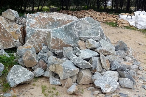 Kamenclub.ru: Гранит скальник (серо-зеленый) фр. 500-1500 мм.  купить в Луганске гранит мрамор  серый зеленый темно-серый глыба скальная колотая ландшафтная 7 500 руб/т   фото КАМЕНЬ КЛУБ