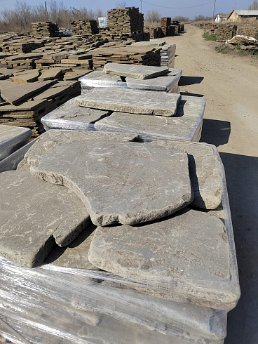 Kamenclub.ru: Песчаник пластушка галтованная светло-серая (3,0 см)  купить в Луганске песчаник светло-серый, серый ландшафтный камень рваный колотый 21000 руб/м3   фото КАМЕНЬ КЛУБ