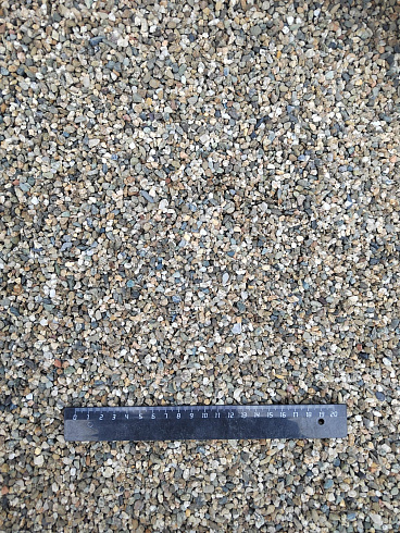 Kamenclub.ru: Галька речная окат (серая) фр.3-5 мм купить  в Луганске галька речная серая бежевый темно-серый окатанный речной камень округлый 9500 руб/т   фото КАМЕНЬ КЛУБ