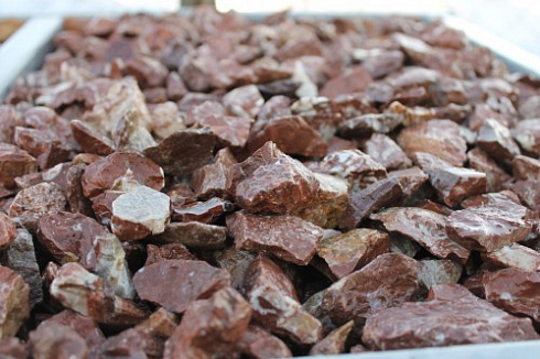 Kamenclub.ru: Мраморная крошка (щебень крошка розовый) фр. 20-40 мм.  купить в Луганске мрамор розовый, красный мраморная крошка декоративная 11000 руб/т   фото КАМЕНЬ КЛУБ