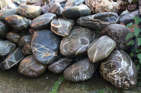 Kamenclub.ru: Валунчик Паутинник фр.100-300 мм  купить в Луганске крупный природный камень галечник темно-серый с прожилками белый черный речной валунчик 5000 руб/т   фото КАМЕНЬ КЛУБ