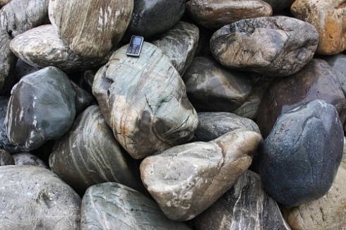 Kamenclub.ru: Речной валун Кабанчик фр.300-500 мм.  купить в Луганске крупный природный камень галька серый, темно-серый речной валун галечник масштабный 7000 руб/т   фото КАМЕНЬ КЛУБ