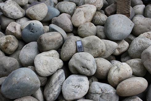 Kamenclub.ru: Темно-серый валунчик фр.100-300 мм.  купить в Луганске крупный природный камень серый, темно-серый, светло-серый речная галька большого размера окатанная 4500 руб/т   фото КАМЕНЬ КЛУБ