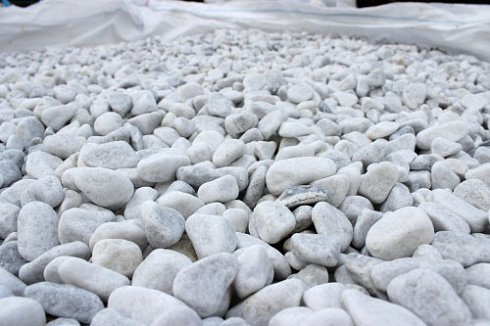 Kamenclub.ru: Мраморная крошка (щебень галтованный белый) фр.10-20 мм.  купить в Луганске мрамор белый, молочный, айвори окатанный округлый декоративный ландшафтный щебень 17000 руб/т   фото КАМЕНЬ КЛУБ