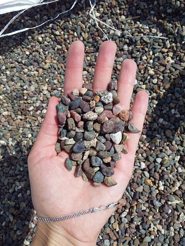 Kamenclub.ru: Галька речная окат цветная фр.5-10 мм. купить  в Луганске галька речная белый, серый, красноватый, синий, темно-серый речная окатанная галька декоративная 6800 руб/т   фото КАМЕНЬ КЛУБ