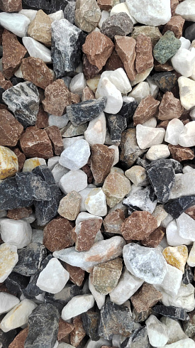 Kamenclub.ru: Мраморная крошка (щебень крошка микс : белый-черный-розовый) фр. 20-40 мм.  купить в Луганске мрамор белый, черный, розовый декоративная ландшафтная крошка 12000 руб/т   фото КАМЕНЬ КЛУБ