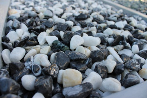 Kamenclub.ru: Мраморная крошка (щебень галтованный микс:белый-черный) фр.10-20 мм.  купить в Луганске мрамор белый, черный окатанные округлые декоративные ландшафтные камни щебня 15500 руб/т   фото КАМЕНЬ КЛУБ