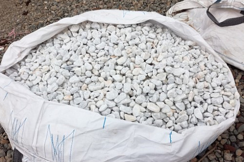 Kamenclub.ru: Мраморная крошка (щебень галтованный белый), фр.20-40 мм.  купить в Луганске мрамор белый бежевый молочный мраморный щебень декоративный 17000 руб/т   фото КАМЕНЬ КЛУБ