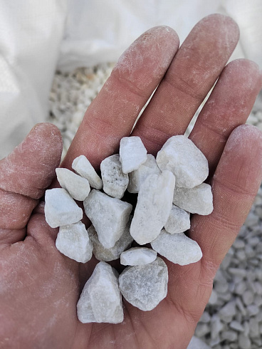 Kamenclub.ru: Мраморная крошка, щебень, цвет-белый, фр. 10-20 мм.  купить в Луганске мрамор белый, молочный айвори каменная ландшафтная декоративная крошка шебня 12000 руб/т   фото КАМЕНЬ КЛУБ