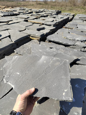 Kamenclub.ru: Песчаник пластушка светло-серый (2,0 см)  купить в Луганске плитняк- ластушка светло-серый, серый рваный ландшафтный плитняк колотый 13800 руб/м3   фото КАМЕНЬ КЛУБ