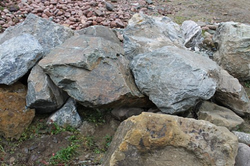 Kamenclub.ru: Змеевик скальник фр. 500-1500 мм.  купить в Луганске змеевик зеленый серый черный глыба скальная колотая 7500 руб/т   фото КАМЕНЬ КЛУБ