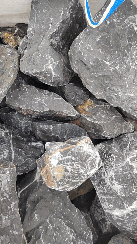 Kamenclub.ru: Черный мрамор скальник фр. 100-500 мм.  купить в Луганске мрамор черный белый серый крупный колотый валун ландшафтный 8500 руб/т   фото КАМЕНЬ КЛУБ