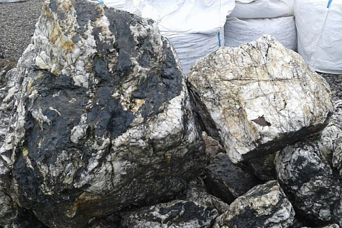 Kamenclub.ru: Черный гранит - кварцит фр. 100-500 мм.  купить в Луганске мрамор гранит черный с белыми прожилками, серый, белый валун скальный колотый 7000 руб/т   фото КАМЕНЬ КЛУБ