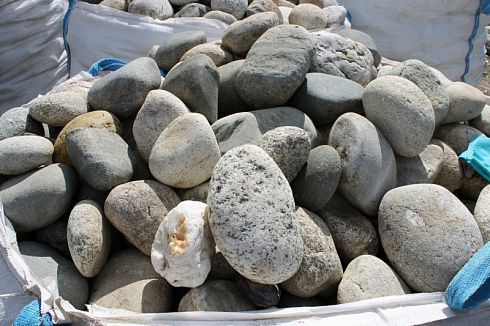 Kamenclub.ru: Речной валун (Ассорти) фр.100-300 мм.  купить в Луганске галечник серый, темно-серый, светло-серый речная галька крупных размеров 4200 руб/т   фото КАМЕНЬ КЛУБ