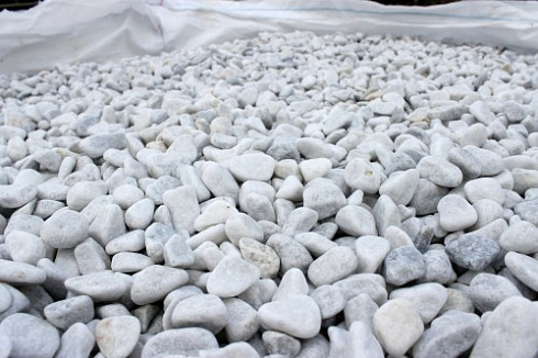 Kamenclub.ru: Мраморная крошка (щебень галтованный белый) фр.10-20 мм.  купить в Луганске мрамор белый, молочный, айвори окатанный округлый декоративный ландшафтный щебень 17000 руб/т   фото КАМЕНЬ КЛУБ