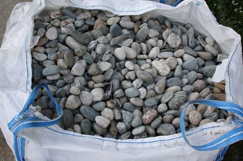 Kamenclub.ru: Галька речная окат (ассорти) фр. 50-100 мм. купить  в Луганске галька природная округлая серая белая черная серая коричневая синяя галька речная окатанная округлая 6200 руб/т   фото КАМЕНЬ КЛУБ