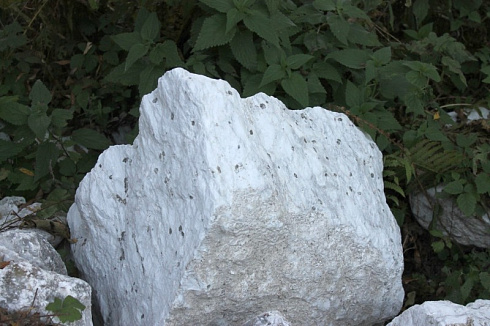 Kamenclub.ru: Мраморизированный известняк фр.500-1500 мм.  купить в Луганске    10000 руб/т   фото КАМЕНЬ КЛУБ