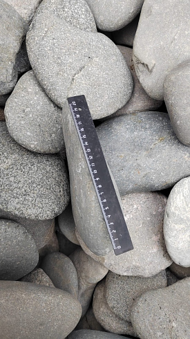 Kamenclub.ru: Галька речная плоская (темно-серая) фр. 70-150 мм. купить  в Луганске галечник природный темно-серый серый синий речная плоская природная окатанная  9000 руб/т   фото КАМЕНЬ КЛУБ