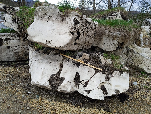 Kamenclub.ru: Выветренный известняк (степной) фр. 500-1500 мм.  купить в Луганске    10000 руб/т   фото КАМЕНЬ КЛУБ