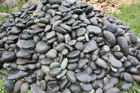 Kamenclub.ru: Темно-серый валунчик фр.100-300 мм.  купить в Луганске крупный природный камень серый, темно-серый, светло-серый речная галька большого размера окатанная 4500 руб/т   фото КАМЕНЬ КЛУБ