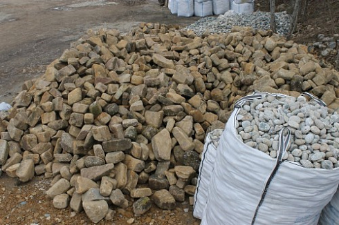 Kamenclub.ru: Песчаник для строительства и кладки блочный (фр 100-200 мм)  купить в Луганске песчаник бежевый серый рыжий валун мелкий для строительства песчаник 6500 руб/т   фото КАМЕНЬ КЛУБ